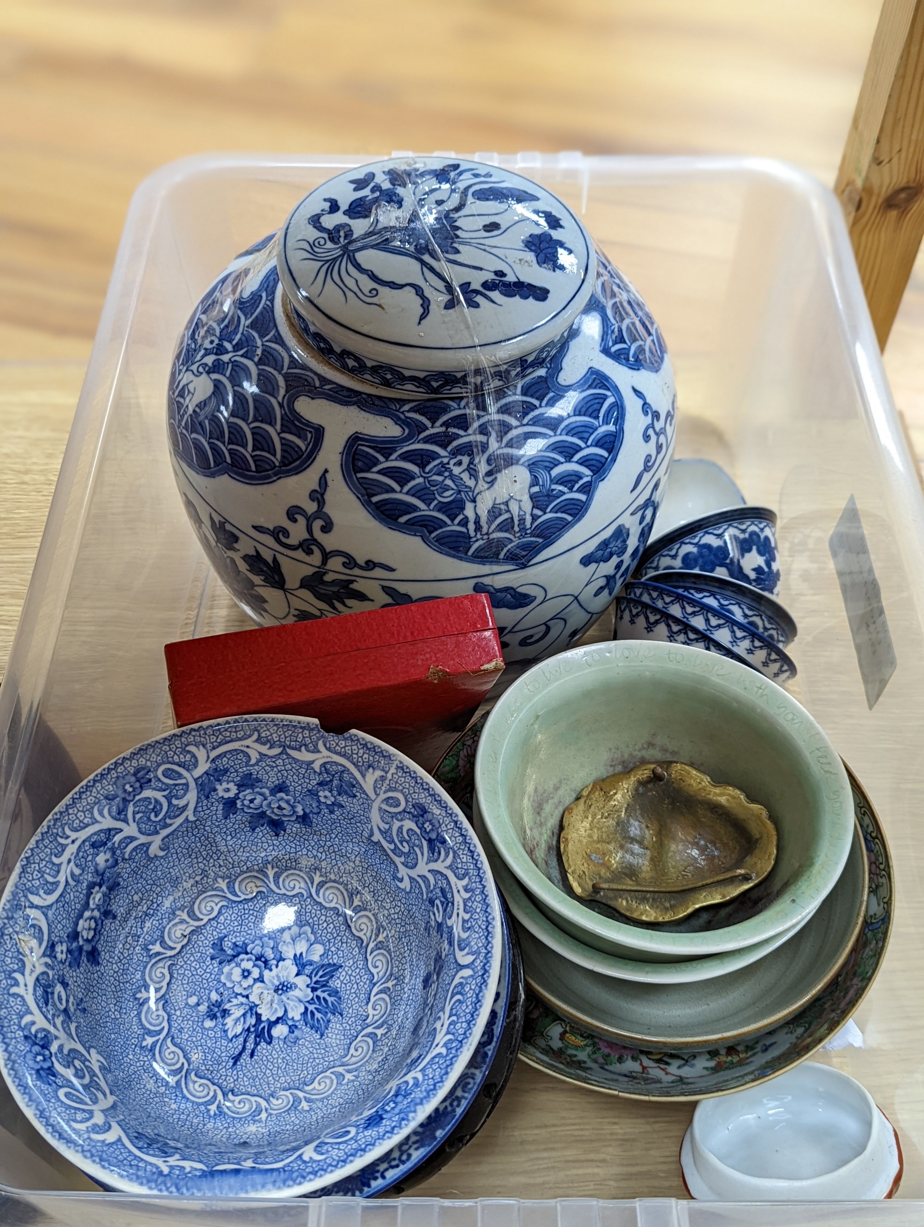A group of Chinese and Japanese ceramics, 19th/20th century